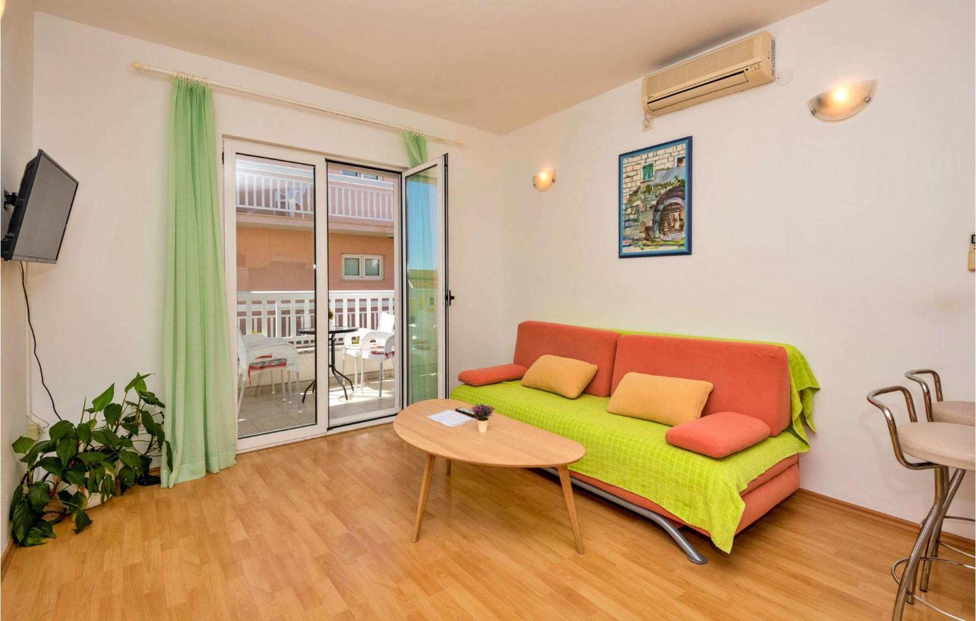 Lovely Apartment In Makarska With Kitchen Esterno foto