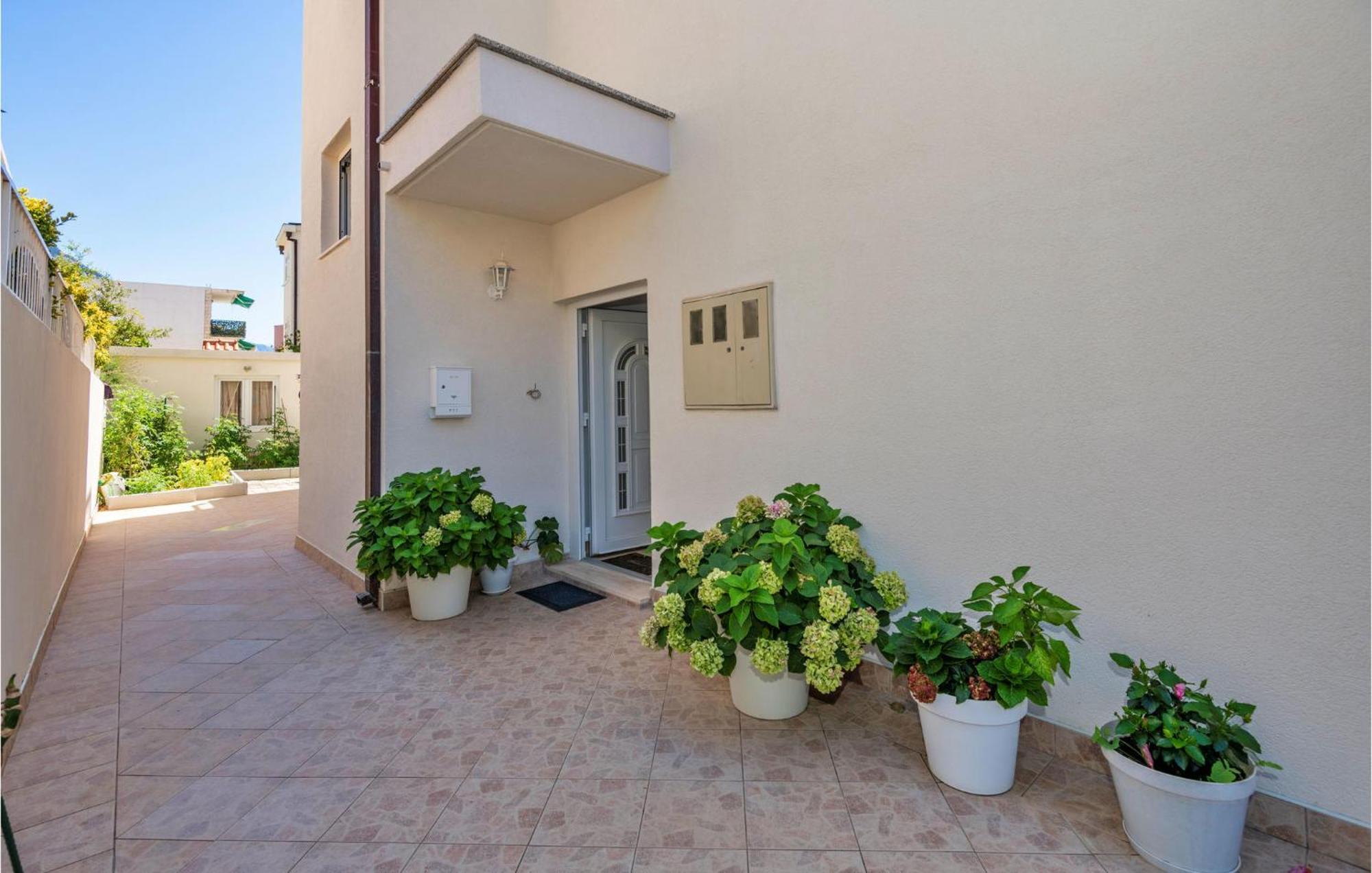 Lovely Apartment In Makarska With Kitchen Esterno foto